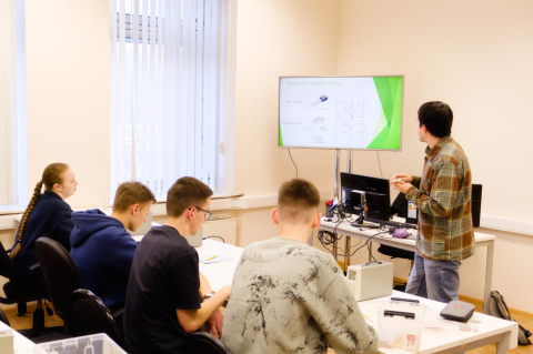 Инженерный класс ПИШ МИЭТ — уникальный формат погружения в цифровую схемотехнику